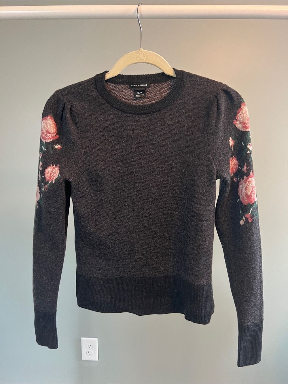 Club Monaco 100% Fine Merino Wool Charcoal Crewneck Sweater Pink Roses